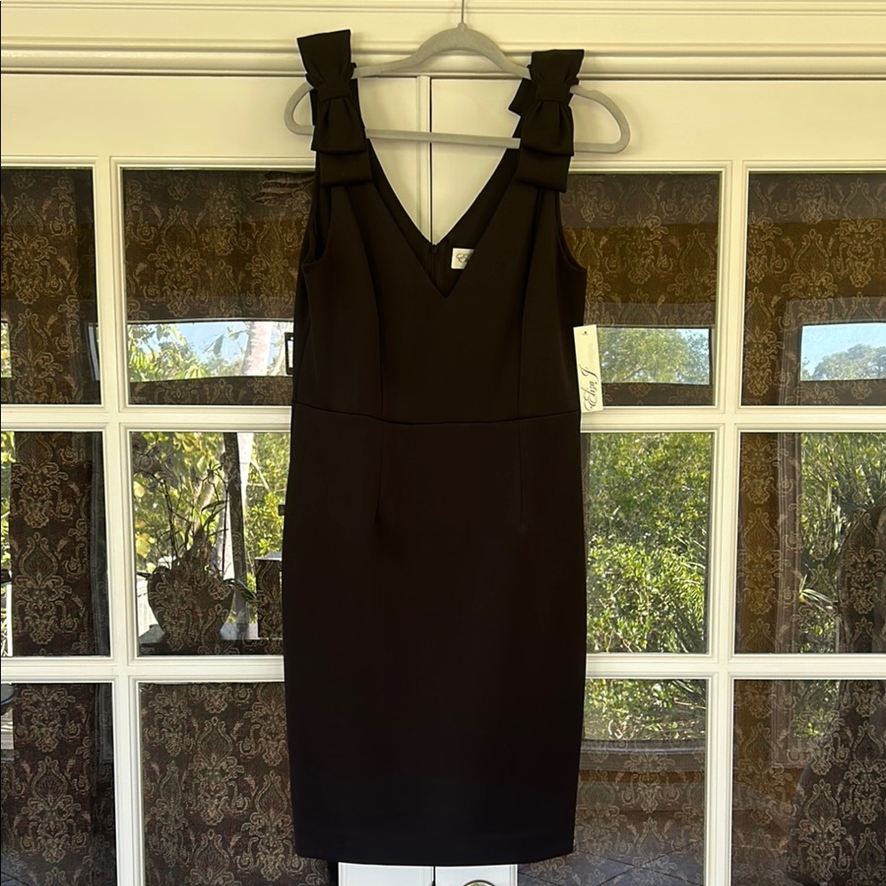 Eliza J Black Sheath Dress with Ribbed Fabric Knee-Length V-Neck for Cocktail
